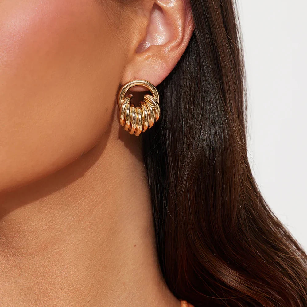 Round hoops in gold