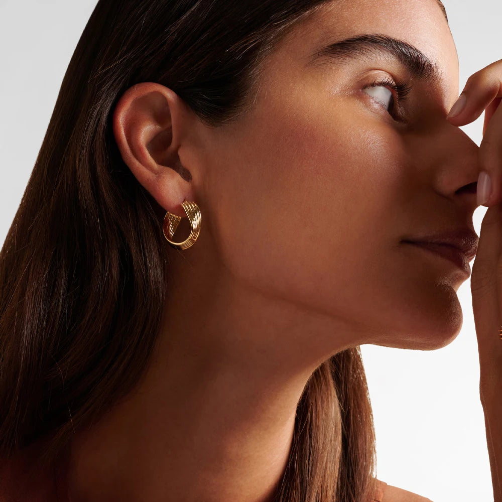 Twist circle hoop earrings in gold plated stainless steel