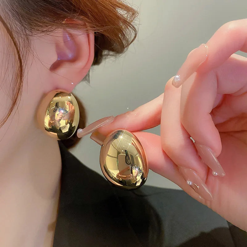 Geometric drop earring in gold