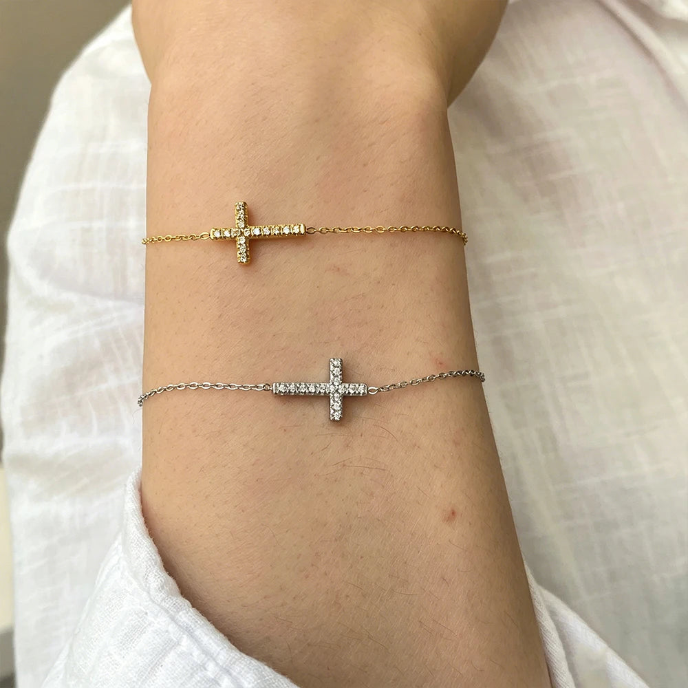 Cross pattern stainless steel link chain bracelet on wrist
