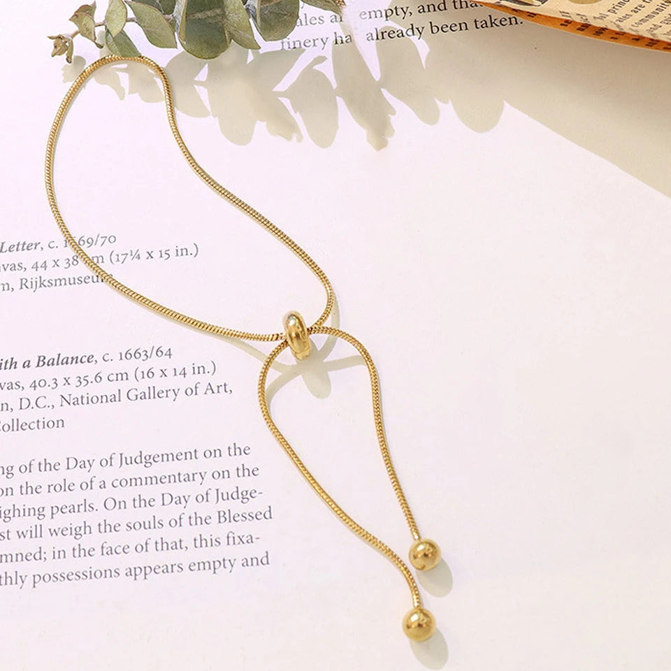 Smooth round link chain bracelet close up detail